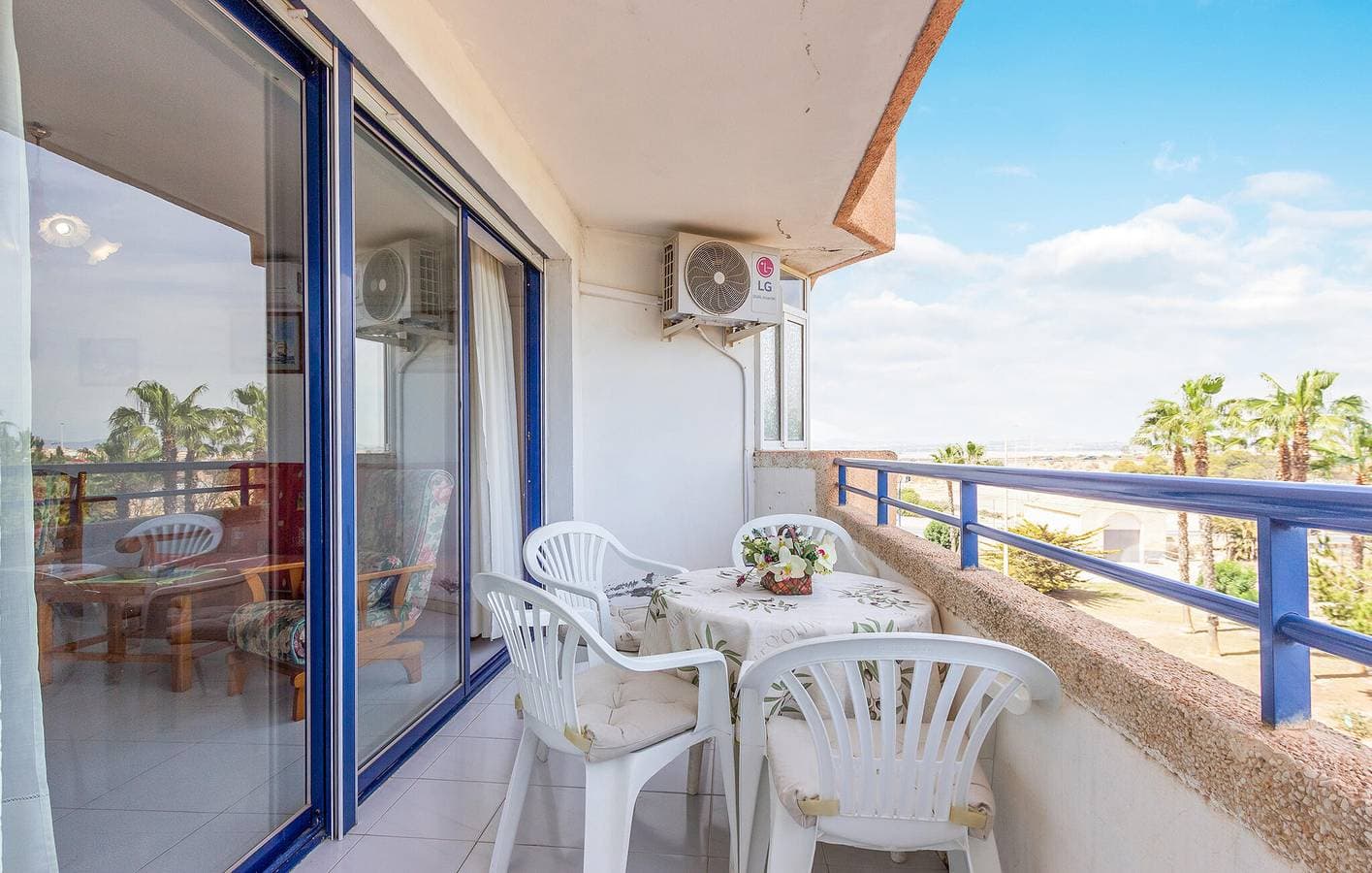 Foto 5 von 24: Poolterrasse mit Parkplatz, AC und Strand in der Nähe
