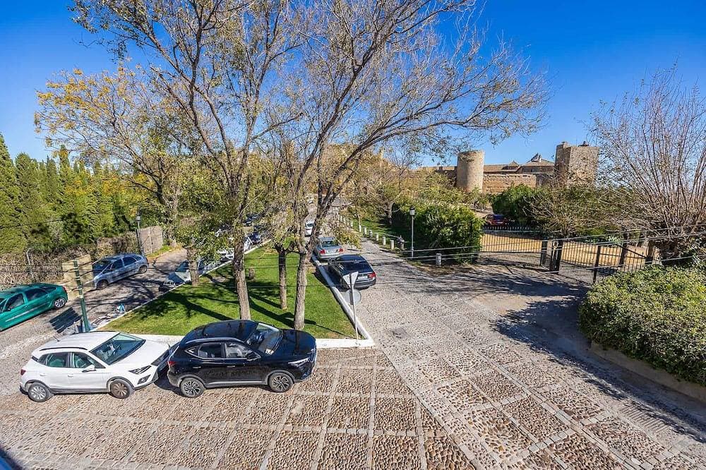 Parador-view apt- sleeps 4-1-bed apt shared rooftop terrace with castle view 1