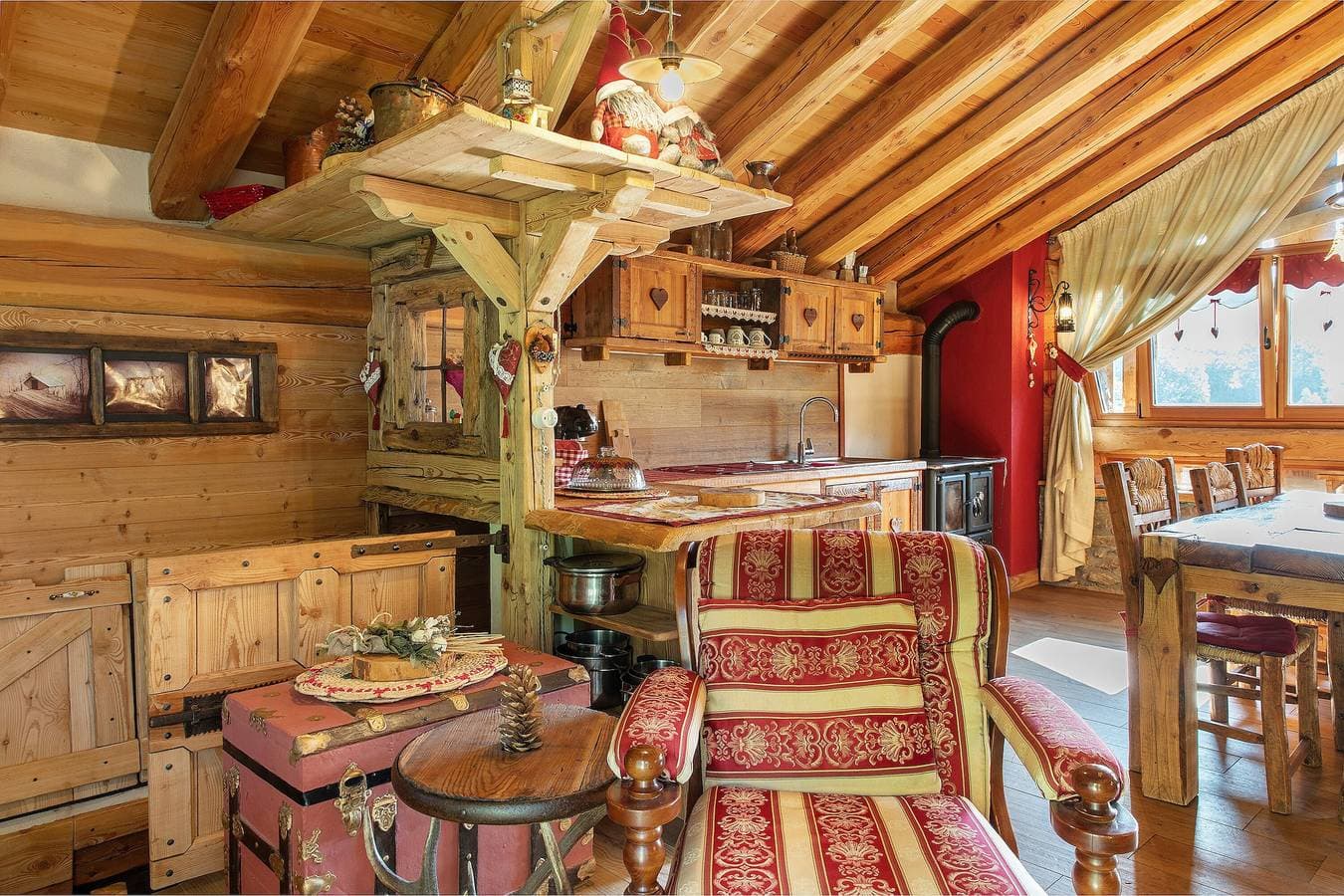 Foto 7 von 53: Apartment im Chalet 'Wohnbereich mit Deluxe-Zimmer' mit Bergblick