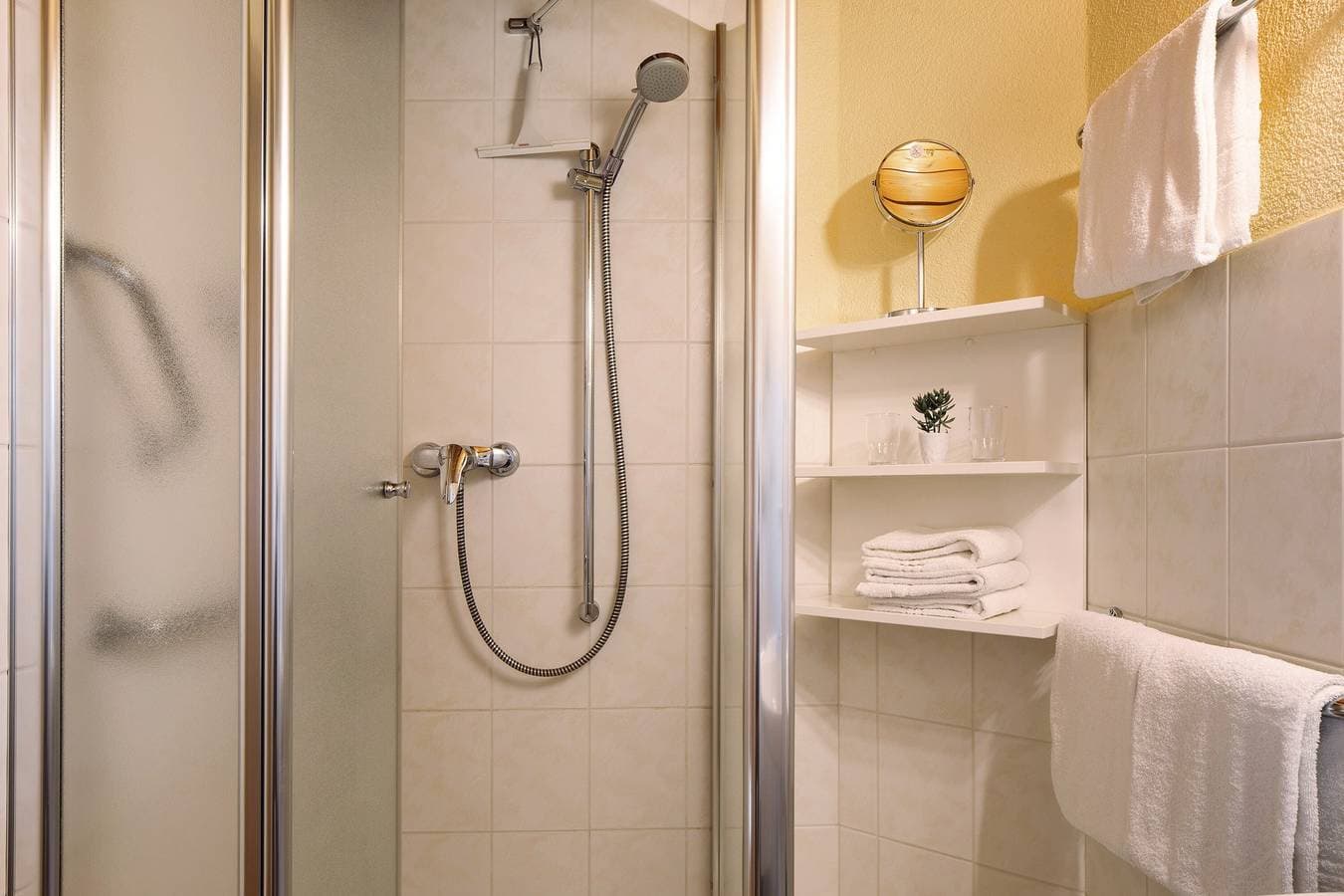 Foto 13 von 22: Gästezimmer Hirschsprung mit Bergblick, privater Terrasse und WLAN