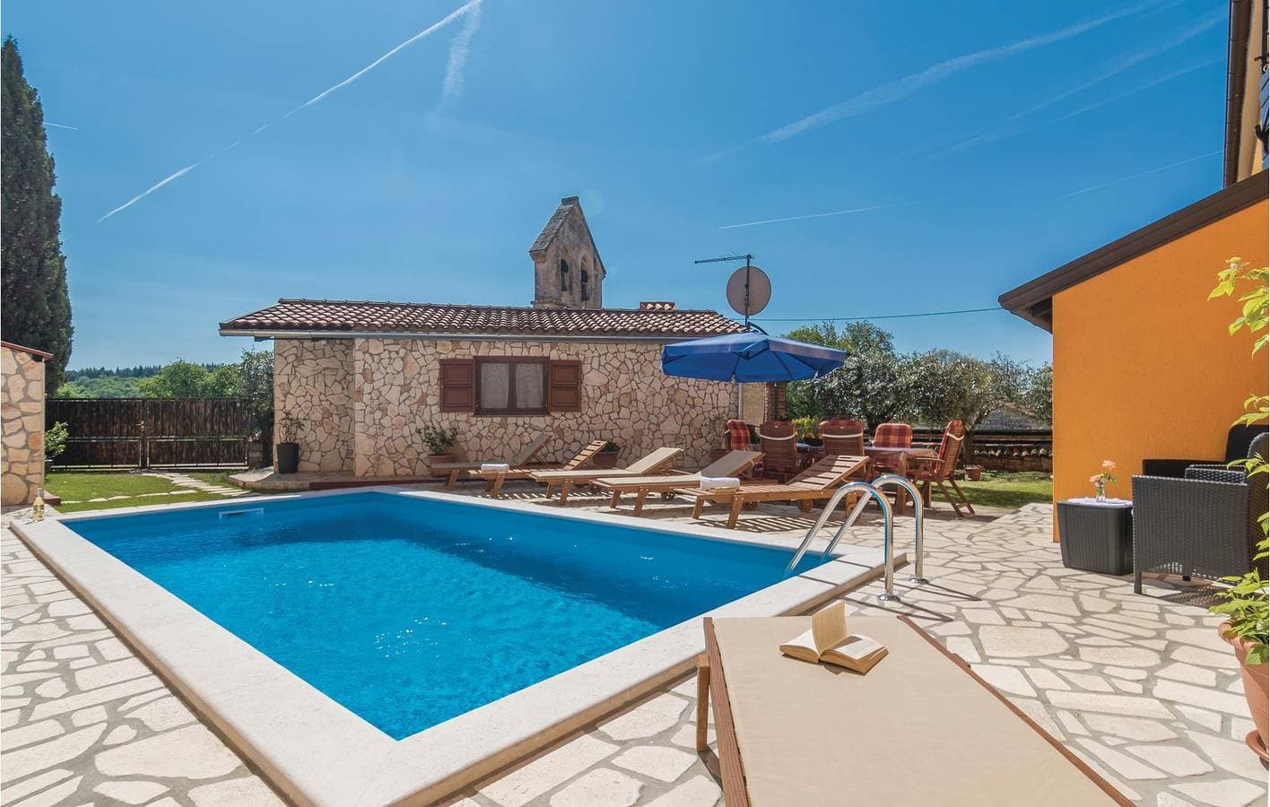 Charmantes Apartment mit Pool und WLAN, nur wenige Schritte von den Restaurants in Barat entfernt 1