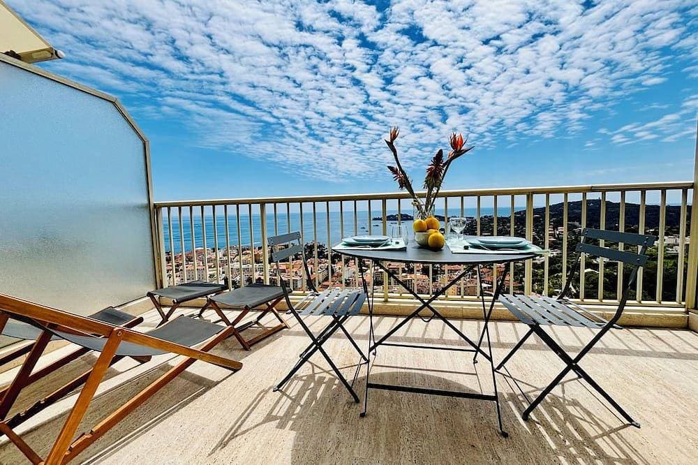 Breathtaking view of Cap-Ferrat and the sea, studio with balcony and parking, A/C 1