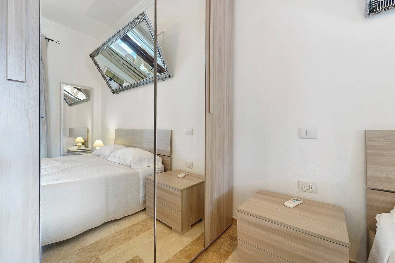 Foto 10 von 18: Villa Nuragica – Zimmer mit privatem Bad und Poolblick