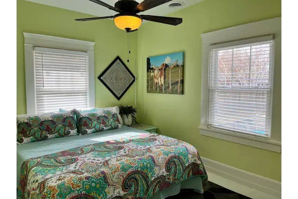Foto 2 von 20: Boho noc Game Room pets welcome king beds freeW/D
