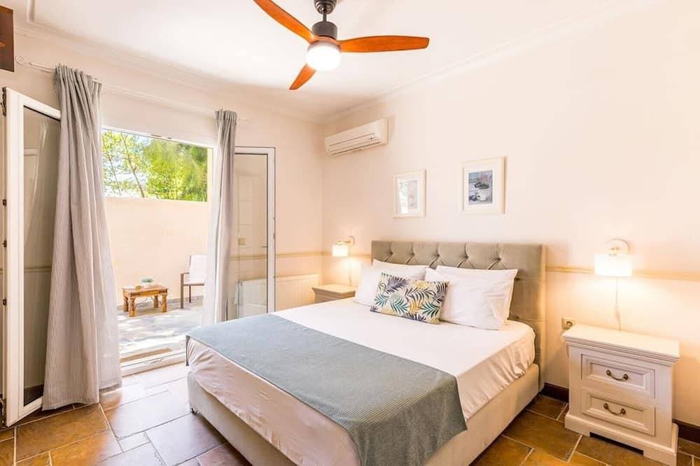 Foto 2 von 30: Villa St. Nicholas House, Family Friendly, Large Heated Pool, 300m to the beach.