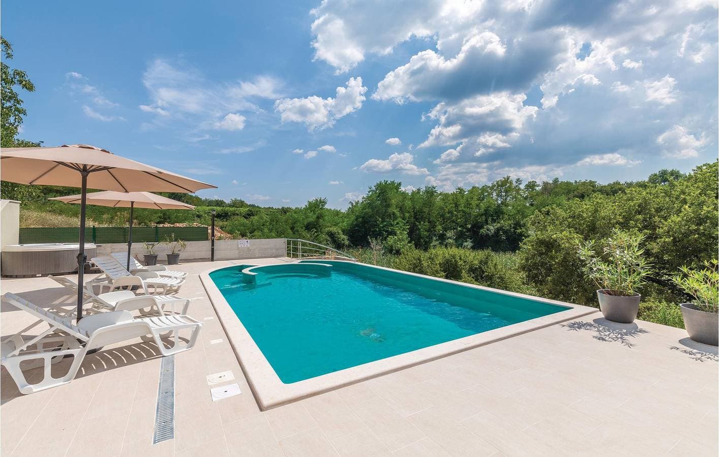 Foto 6 von 36: Charmantes 2-Zimmer-Apartment mit Pool, Terrasse und WLAN in Prhati – 200 m vom Zentrum entfernt