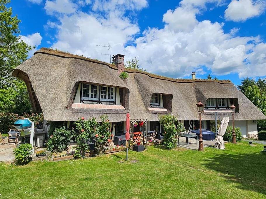 Belle Chaumière Normande, au pas de la ville d'Honfleur 1