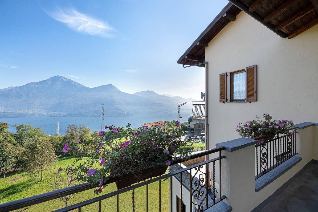 Foto 2 von 31: Ferienhaus 'Giuly' mit Seeblick, privater Terrasse und WLAN