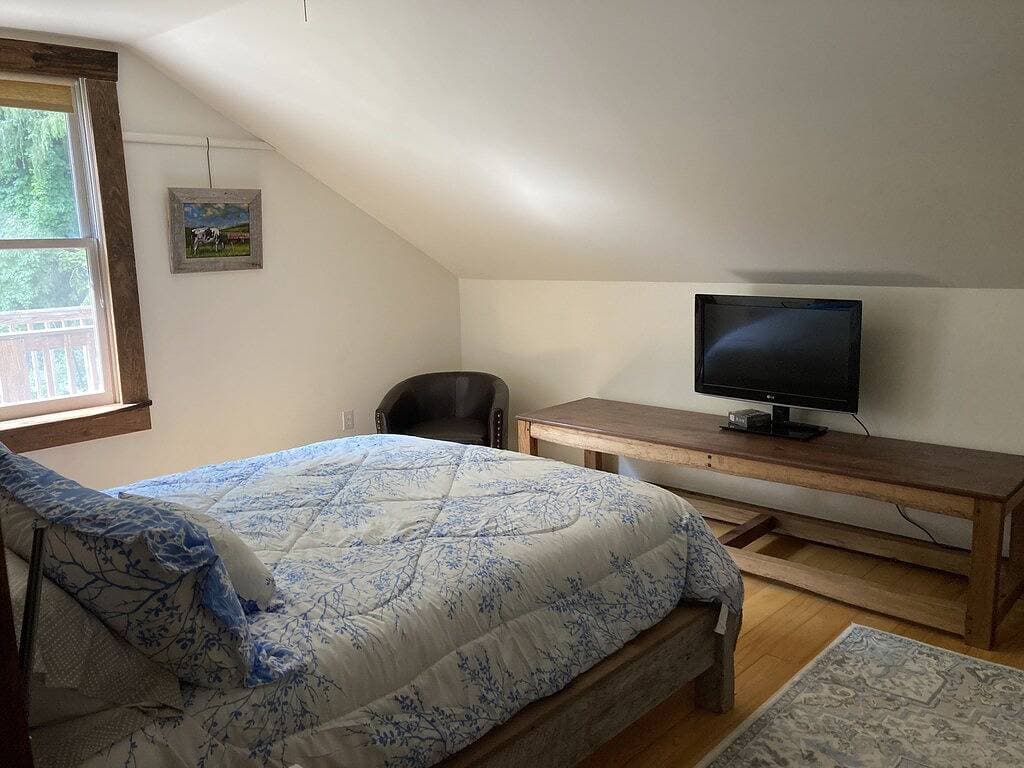 Foto 10 von 33: Quiet, spacious, private, beautiful views above art studio