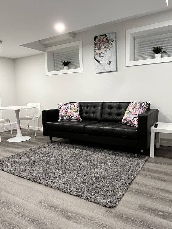 Foto 3 von 23: Cozy Private 1-bedroom Basement Suite with free parking