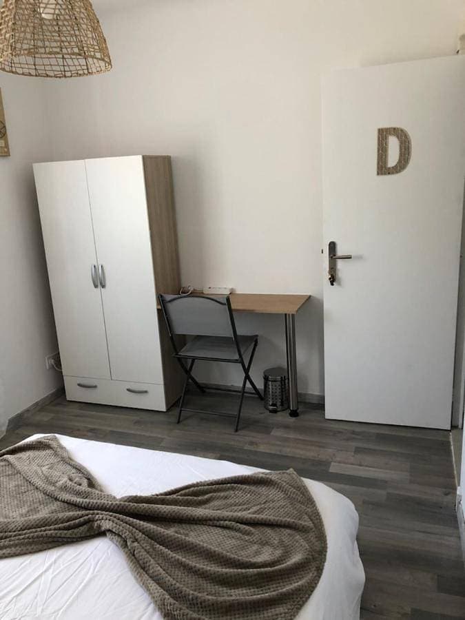 Foto 2 von 5: Double Room with Shared Bathroom