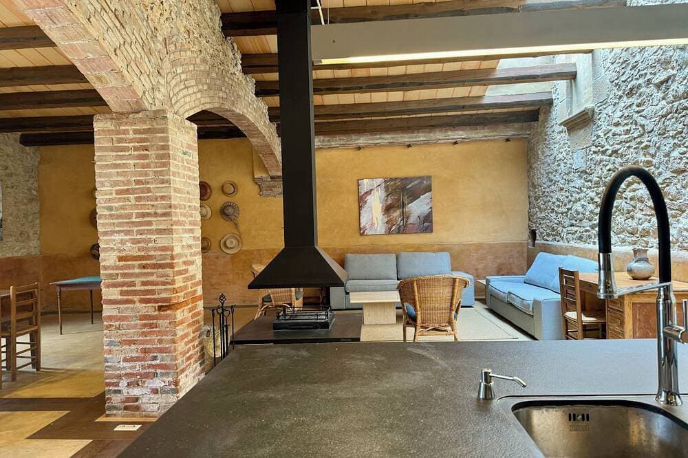 Foto 2 von 30: Unique catalan farmhouse with rustic charme dating back to the 16th century