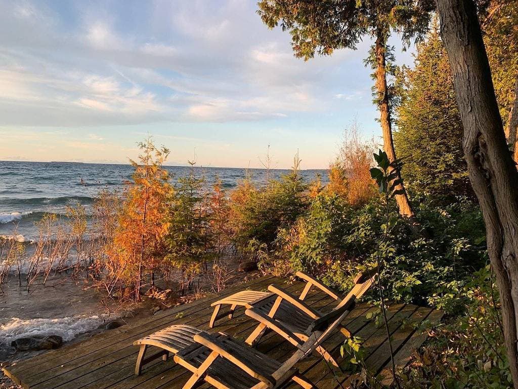 Foto 12 von 32: Lakefront Cottage