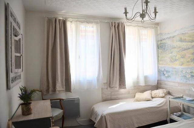 Petite chambre 2 personnes dans maison d'artiste centre ville 1