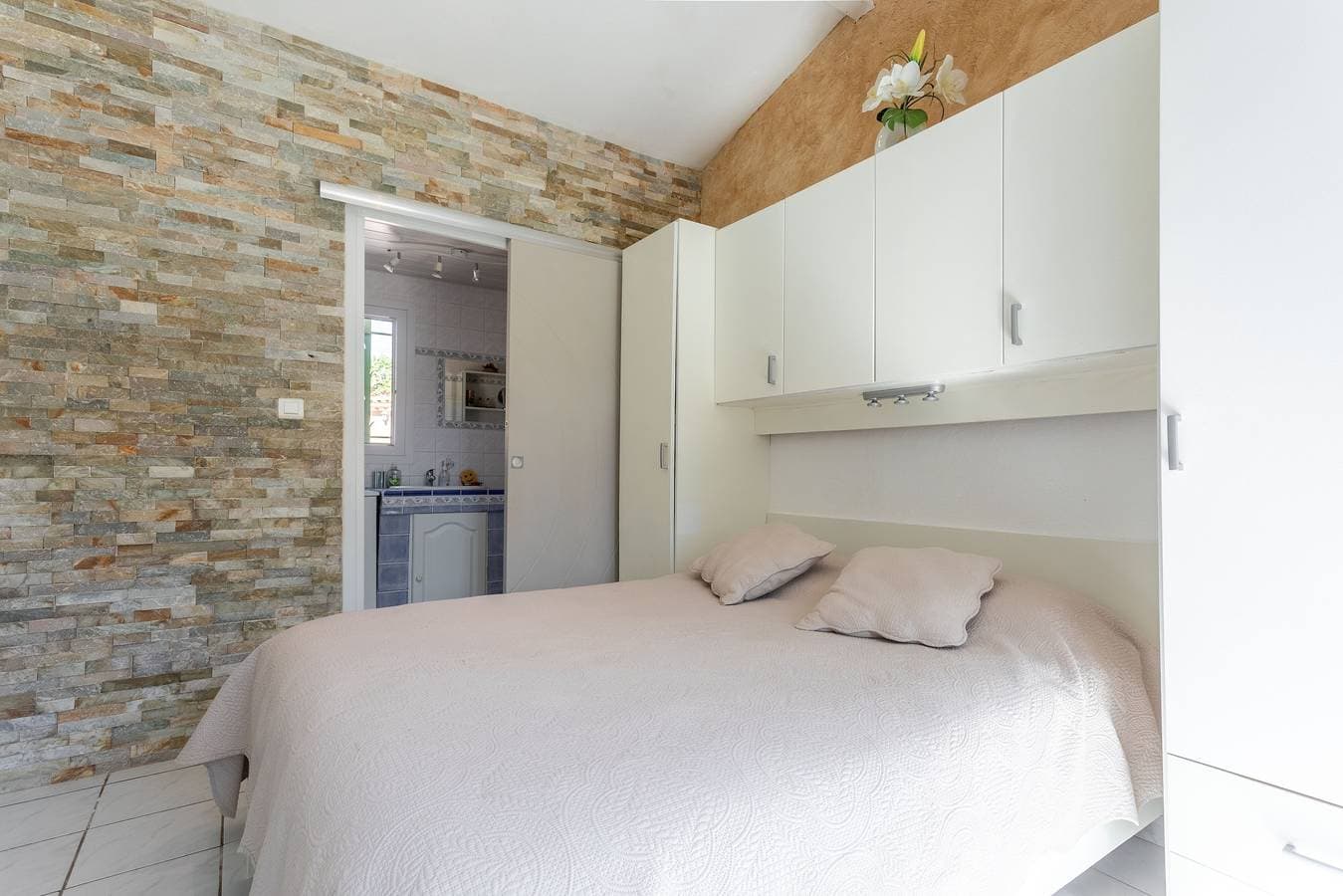 Foto 5 von 32: Gästezimmer „Chrisama“ mit Gemeinschaftspool, WLAN und Klimaanlage