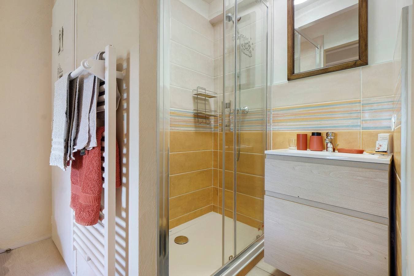 Foto 10 von 32: Bed & Breakfast 'Chambre Tilleul mit Pool', Bergblick, Gemeinschaftspool, WLAN
