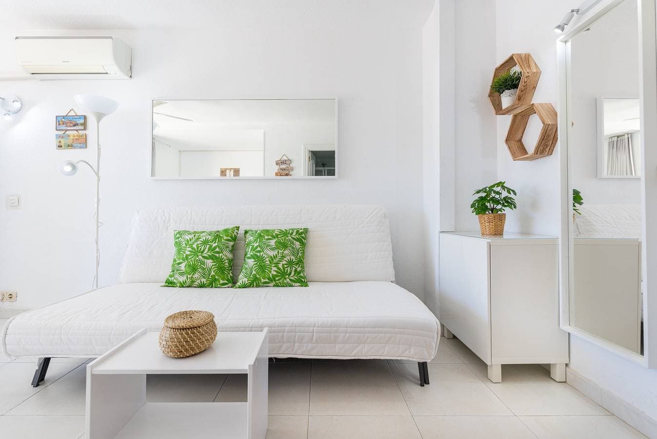 Foto 7 von 22: Sunny Seaside Studio mit Balkon, Klimaanlage und Meerblick