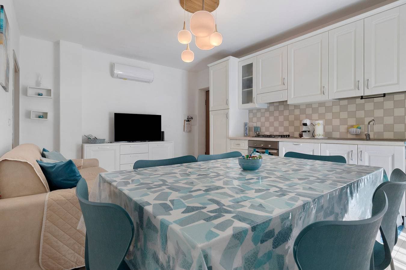 Foto 6 von 28: Ferienwohnung für 6 Personen nahe dem Meer mit Balkon, WLAN und Klimaanlage