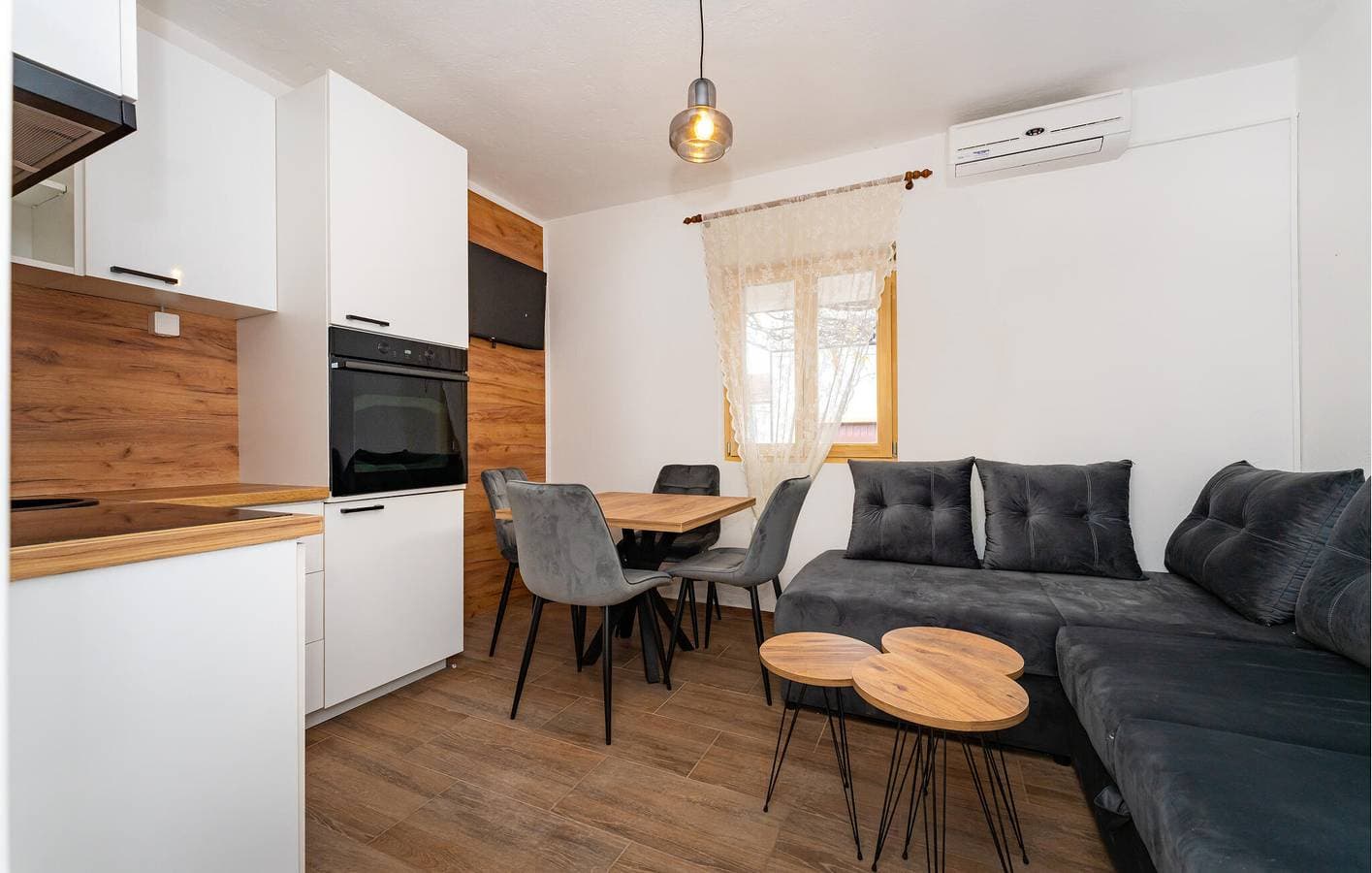 Foto 3 von 25: Gemütliche Ferienwohnung mit Terrasse in der Nähe der Küste und des Stadtzentrums in Donji Karin