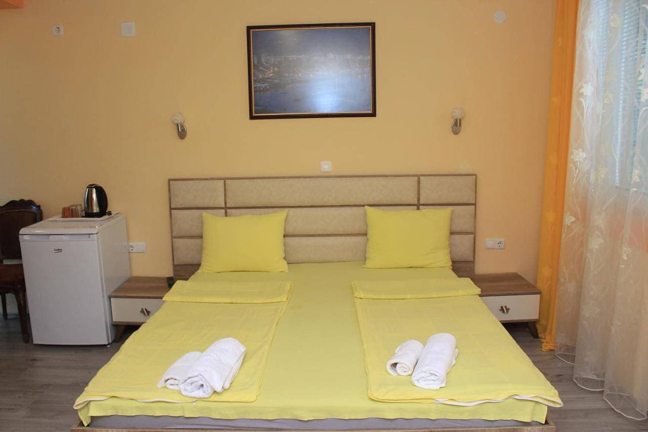 Foto 3 von 8: Double Room with Balcony