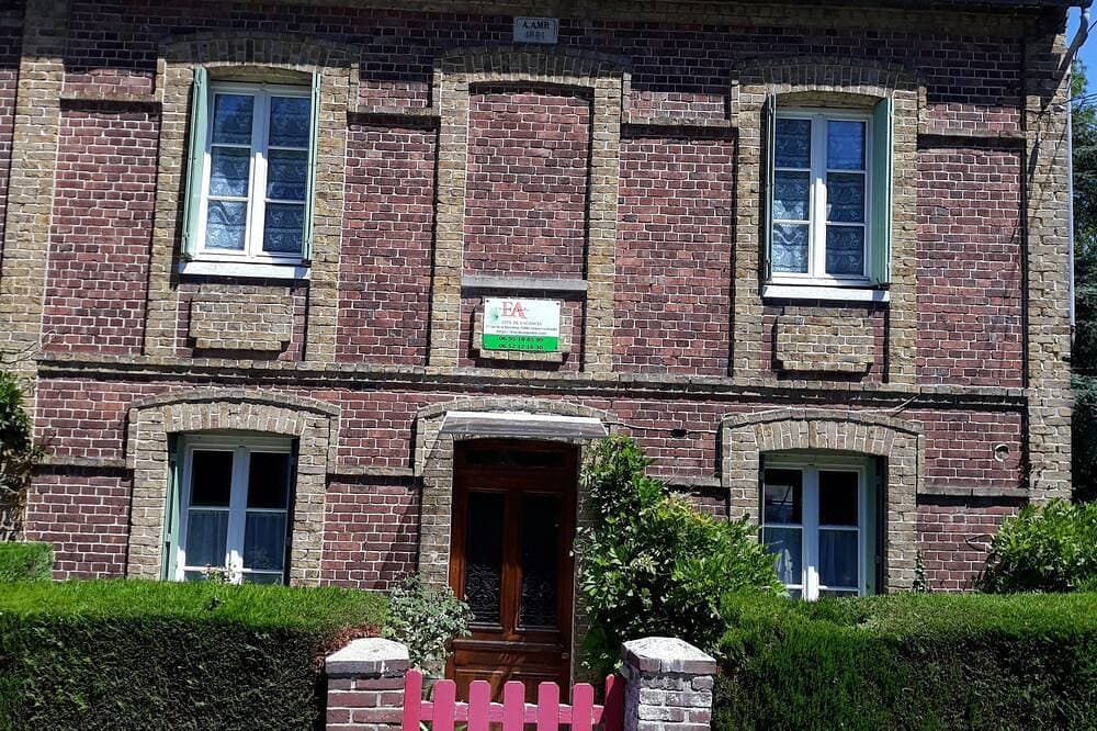 Foto 7 von 12: L'escale Arquaise, Das Haus mit einem Blumengarten