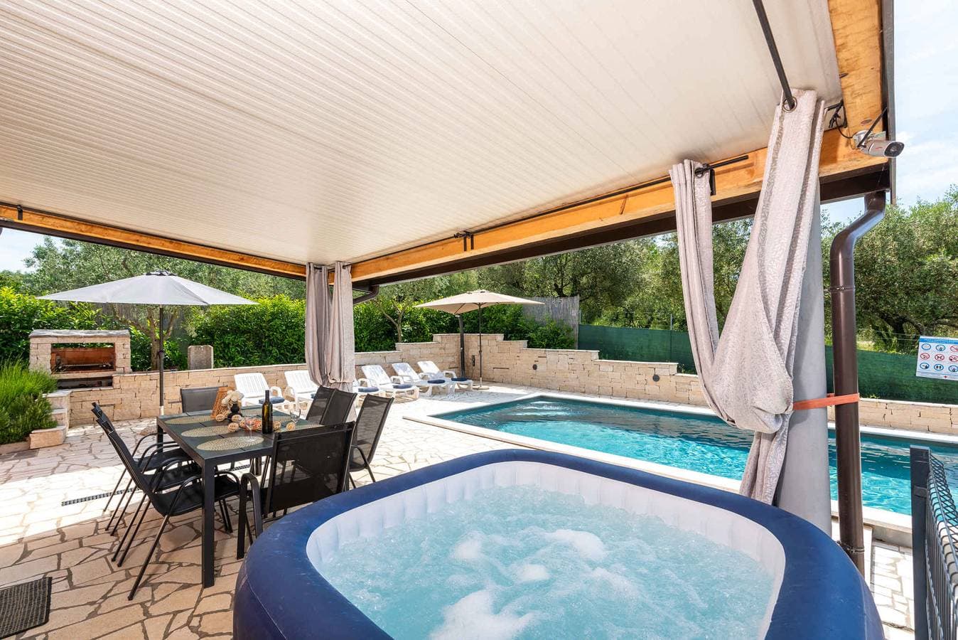 Foto 3 von 40: Villa mit großem Pool und Jacuzzi