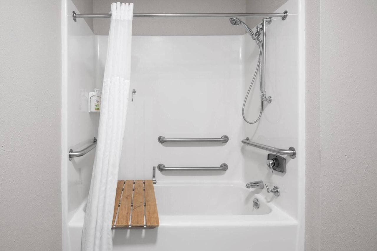 Foto 9 von 10: Queen Room with Bathtub w/Grab Bars - Mobility Accessible/Non-Smoking