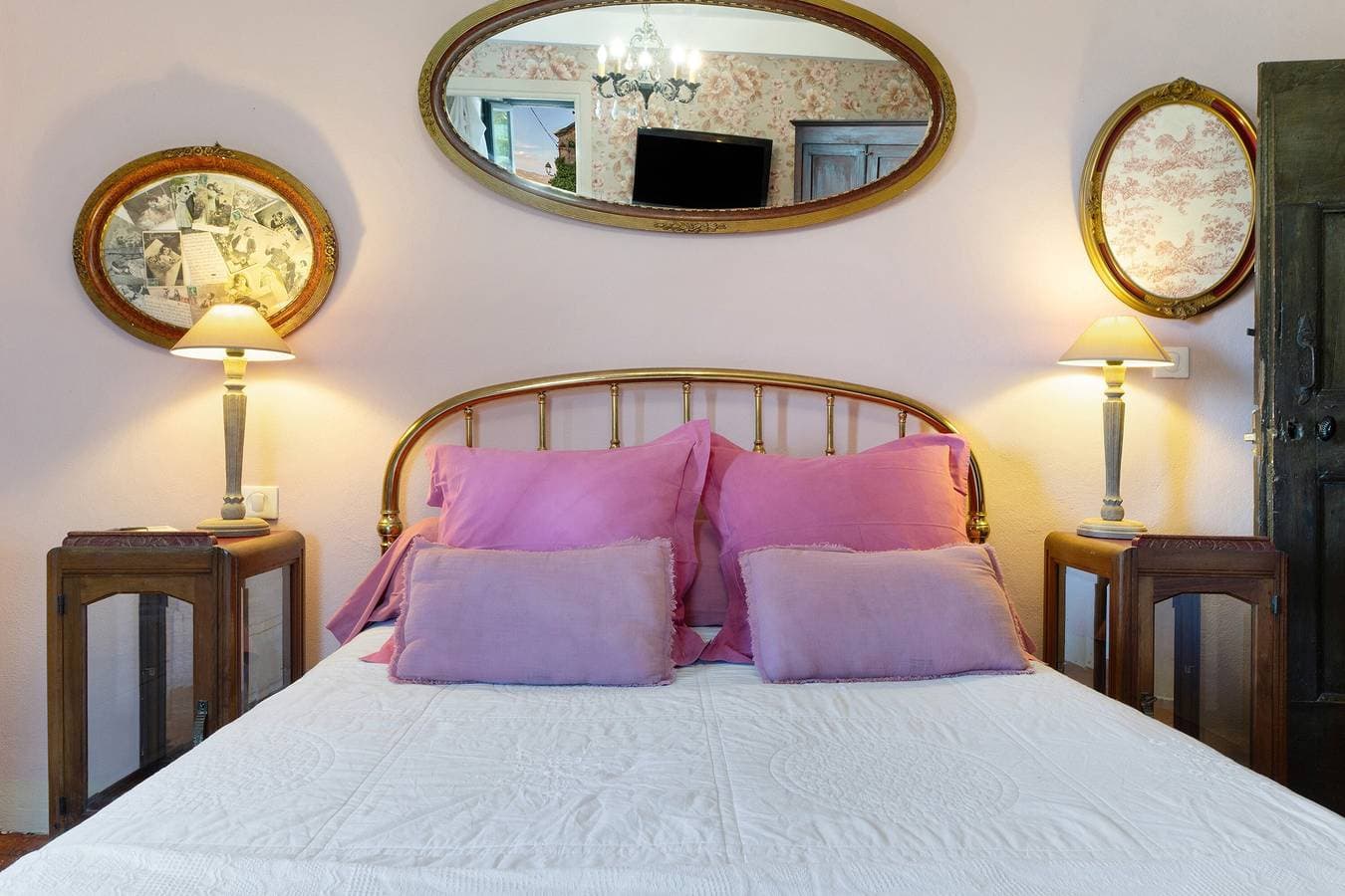 Foto 6 von 38: Gästehaus Casa Ghjunca – Zimmer Ciucciarella mit Blick auf Dorf und Berge