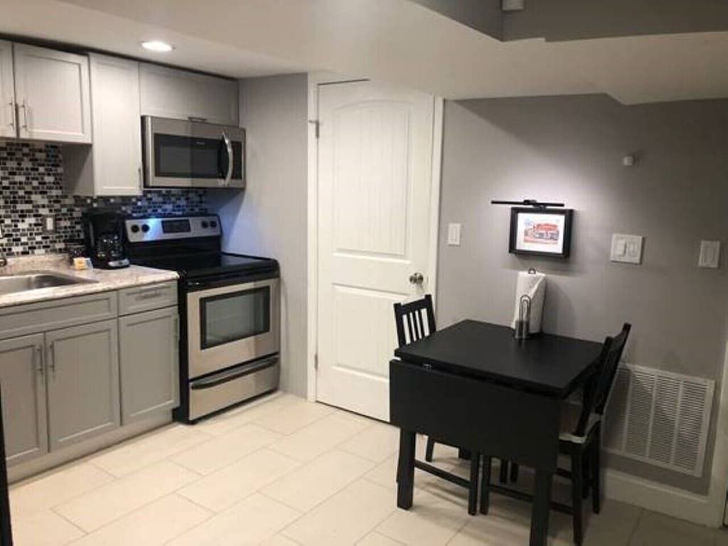 Foto 11 von 20: The Bangor D.C., Cozy Basement Apartment w/Kitchen