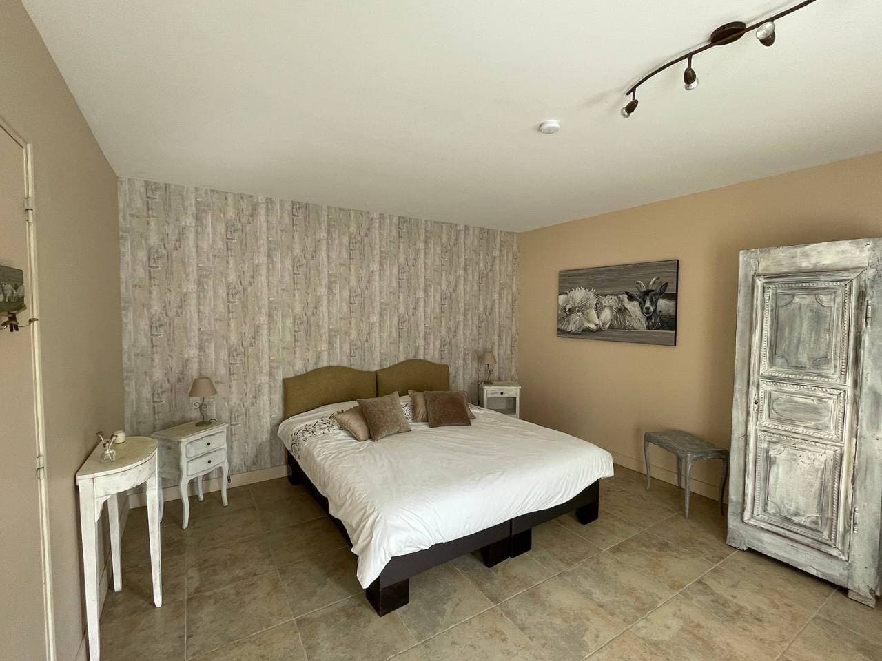 Foto 6 von 50: Zimmer 'La Bergerie' mit Gemeinschaftspool und gemeinsamer Terrasse