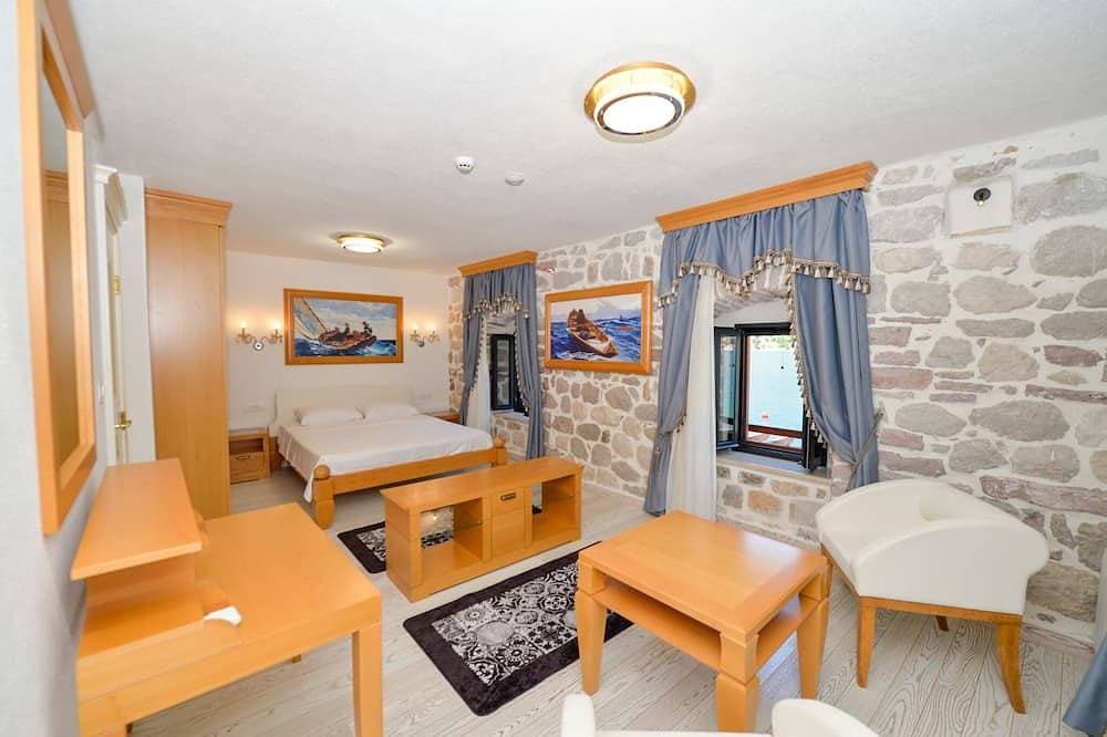 Foto 2 von 28: Waterfront Stone Home with Private Terrace & Direct Sea Access