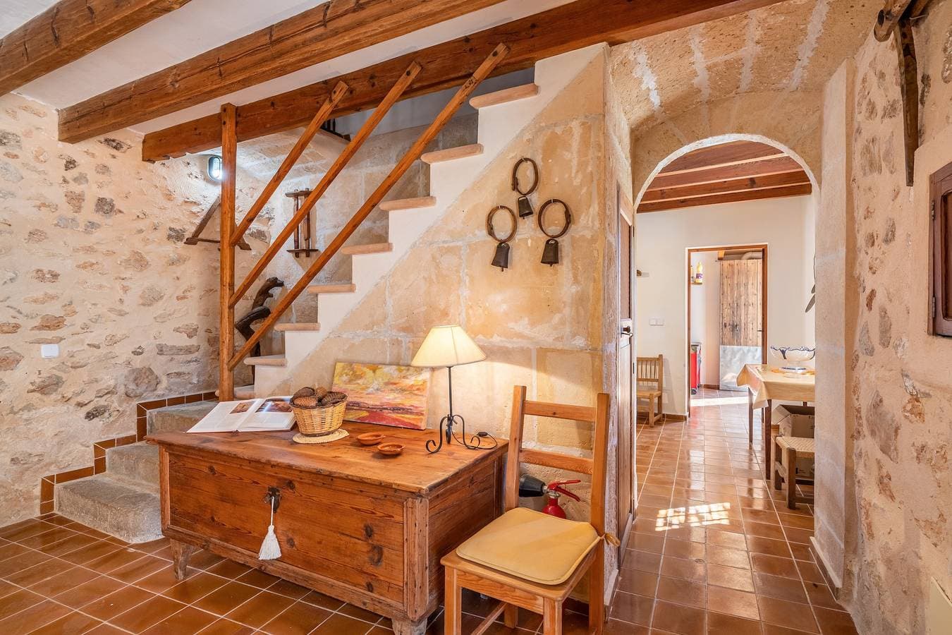 Foto 10 von 30: Ferienhaus Es Verger mit Bergblick, Pool, Garten und Terrasse