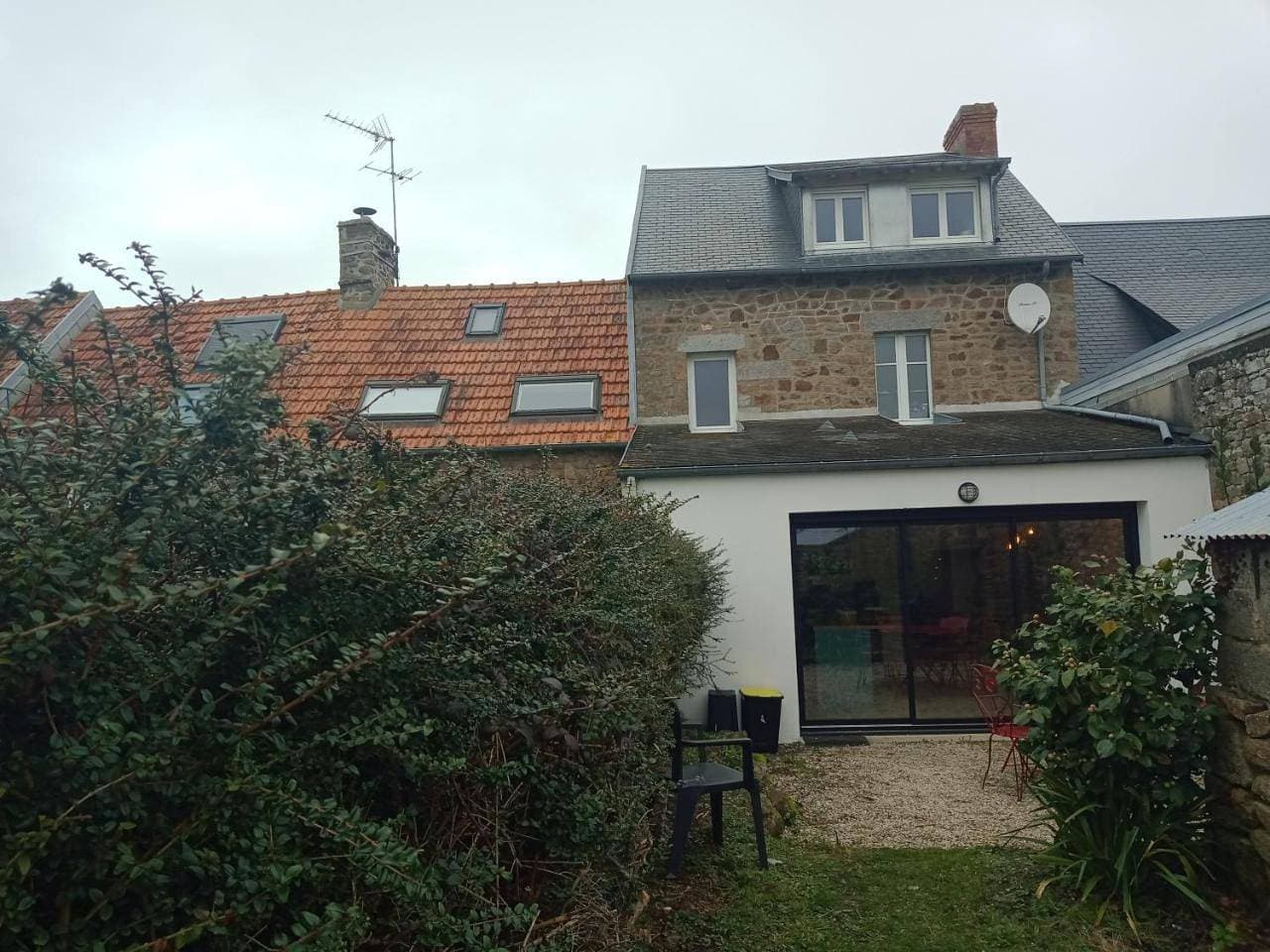 Foto 11 von 34: Three-Bedroom House
