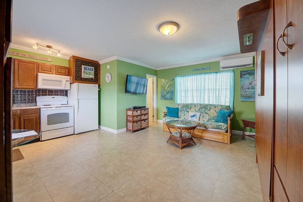 Foto 8 von 18: Pompano Beach Florida Beachfront Condo Voll ausgestattete Küche