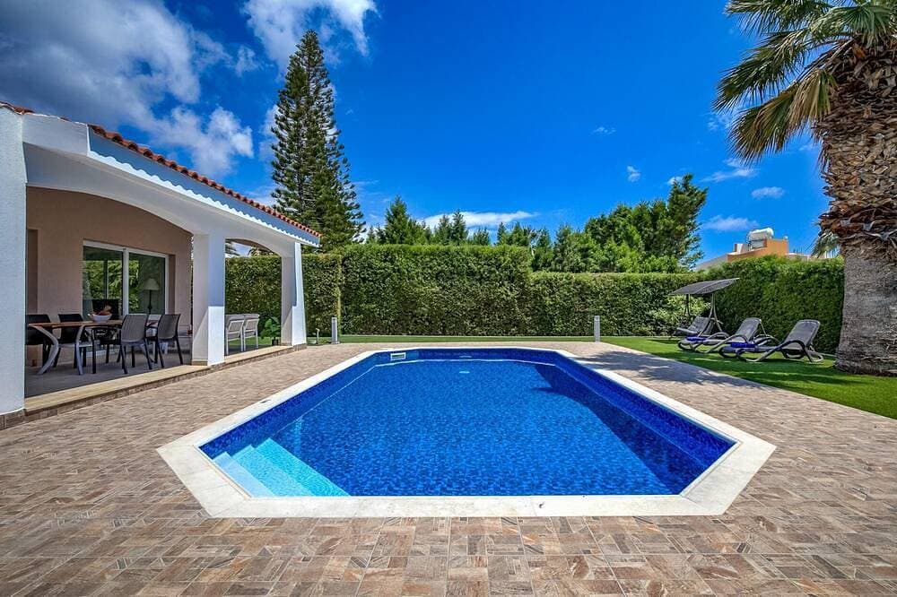 Villa Casa Bella by Ezoria Villas in Coral Bay 1
