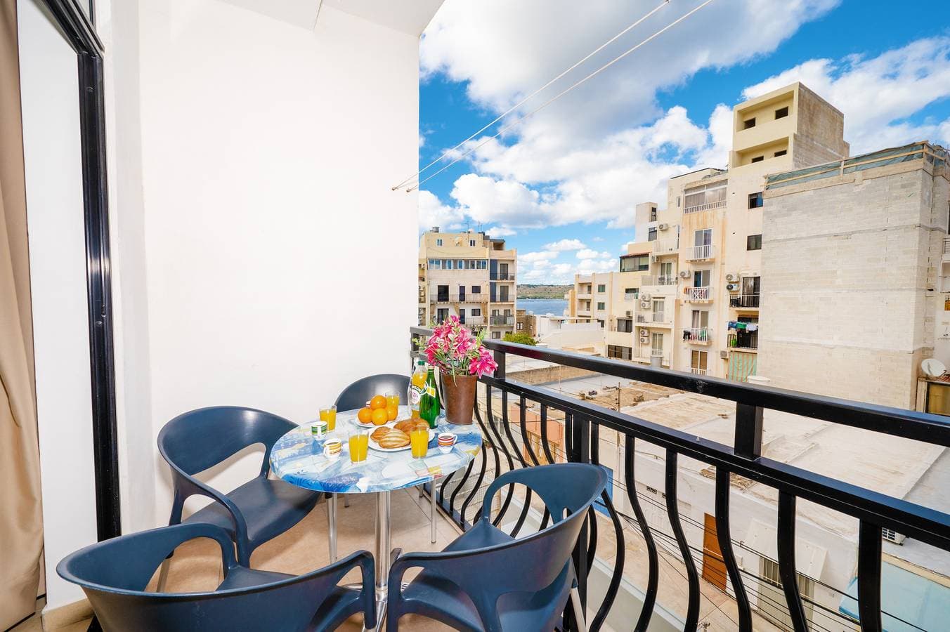 Foto 2 von 25: GetawaysMalta - Seashells Apartment mit 2 Schlafzimmern in Bugibba
