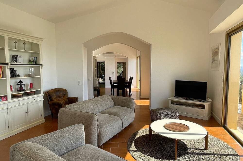 Foto 9 von 30: Villa Sleeps 10, 4 Bedrooms, with Pool and Sea and Mountain View