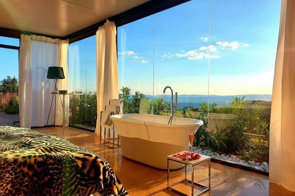 Foto 8 von 25: Stunning Glass Suite with private plunge pool