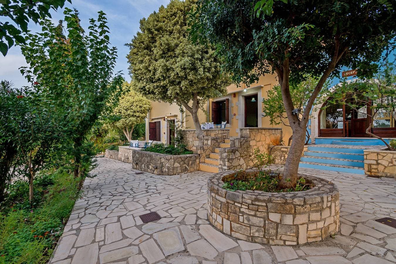 Foto 8 von 22: Heliopetra studios, small village near beaches