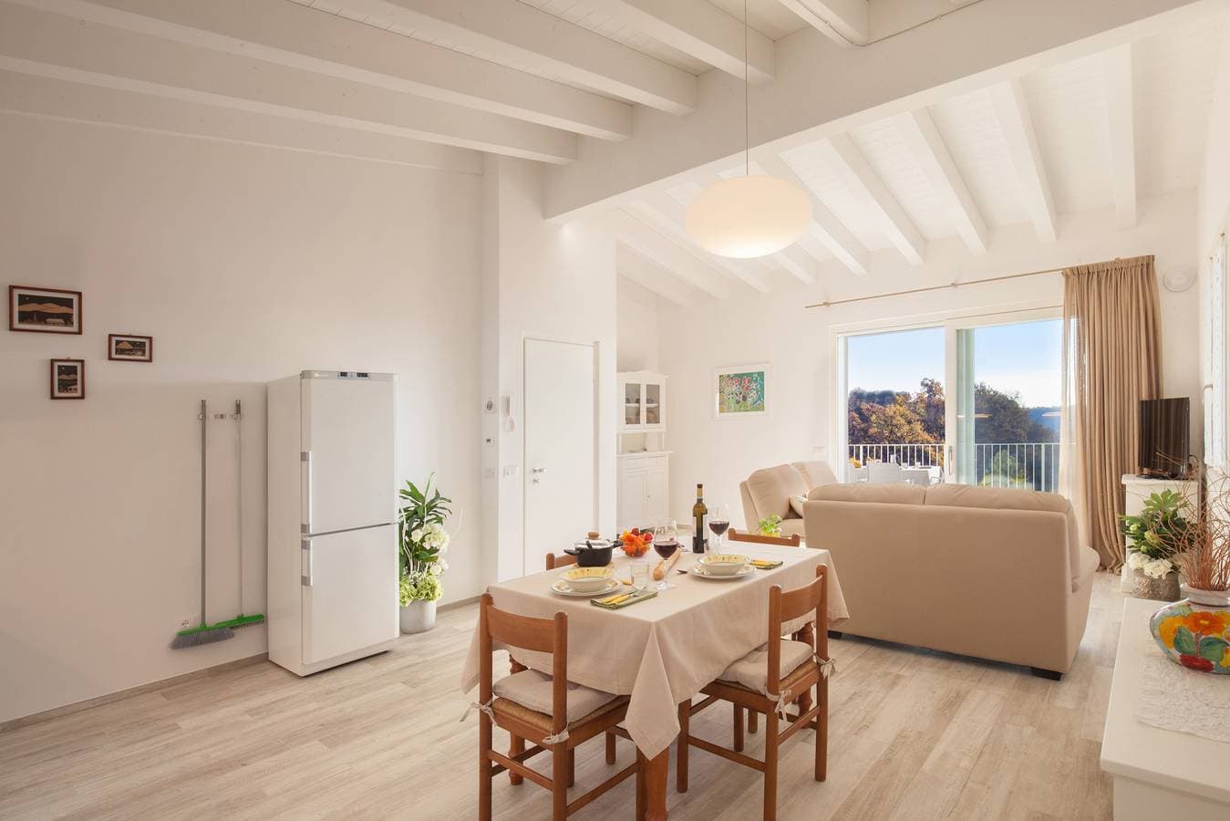 Foto 8 von 20: White Apartment with Terrace and Lake View