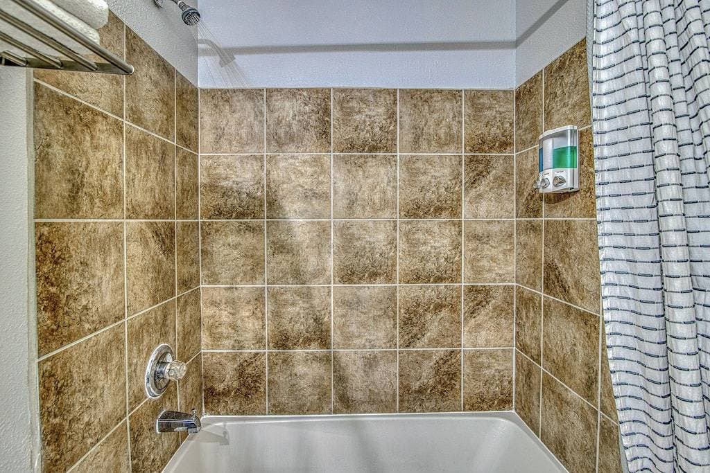 Foto 10 von 19: ✨ By Fort Bliss: 2 King Beds, Fast WIFI, Full Bath, Laundry