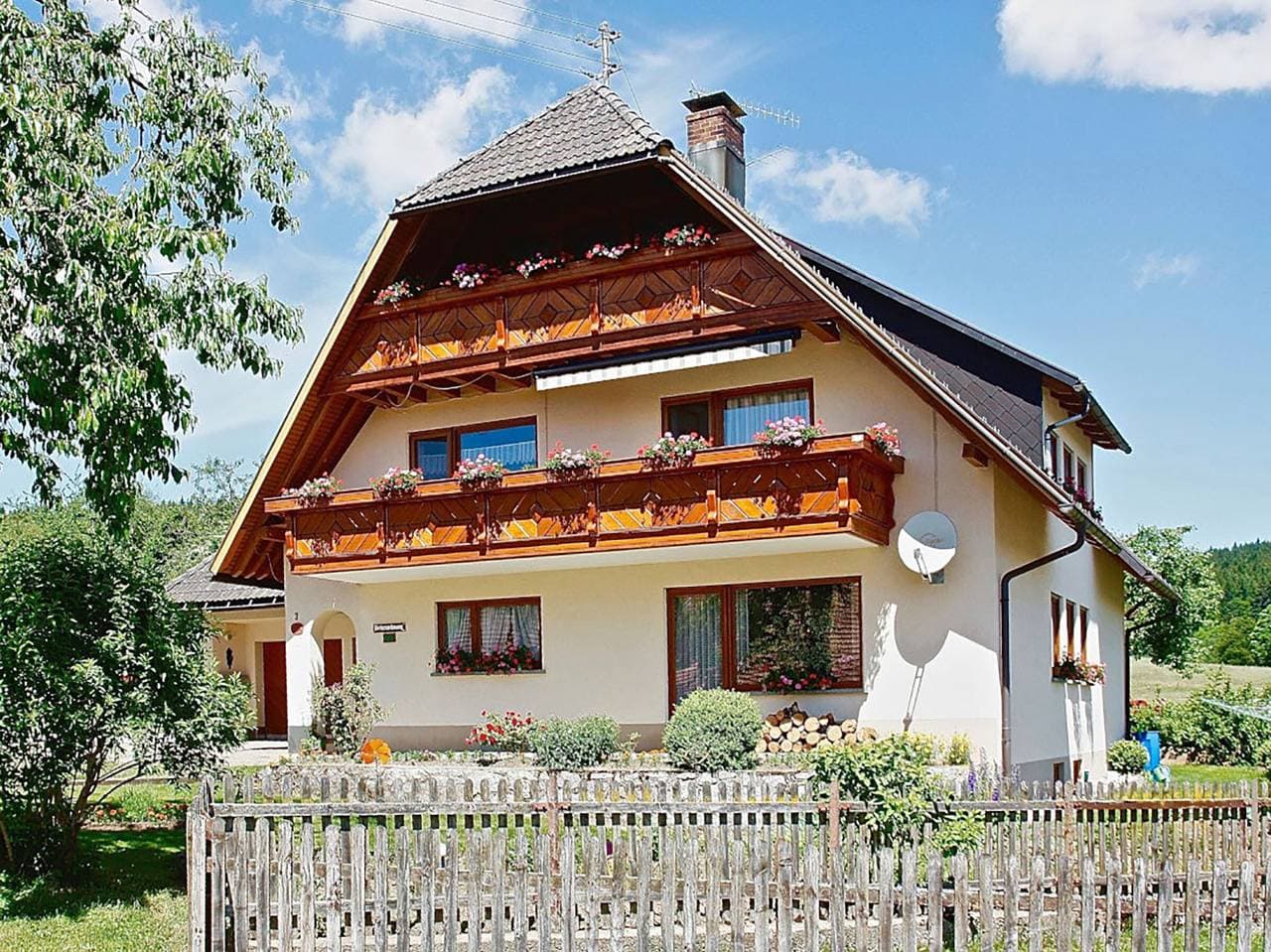 Foto 3 von 42: Ferienwohnung 'Mit Balkon, 60qm' mit Bergblick, Gemeinschaftsgarten und Wi-Fi