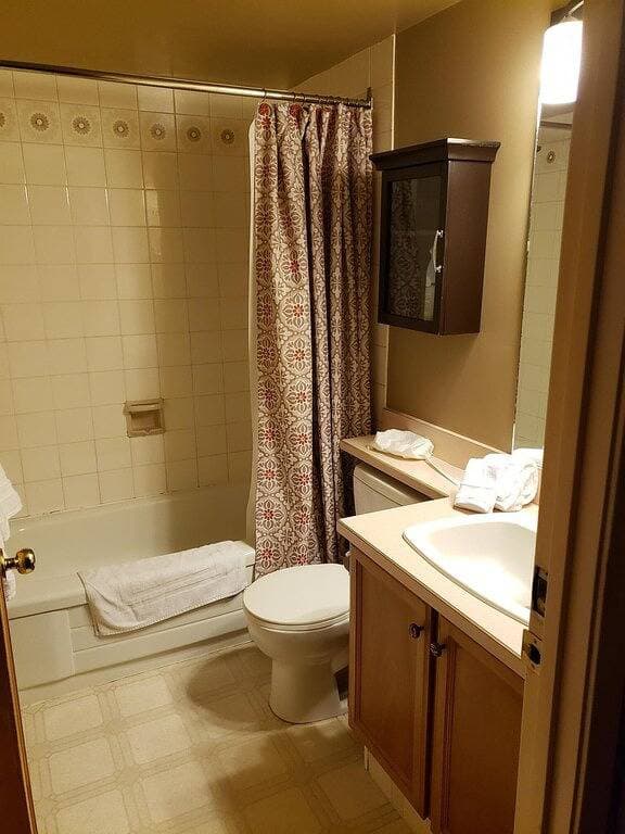 Foto 4 von 8: Steps Away From The Hot Tub And Pub