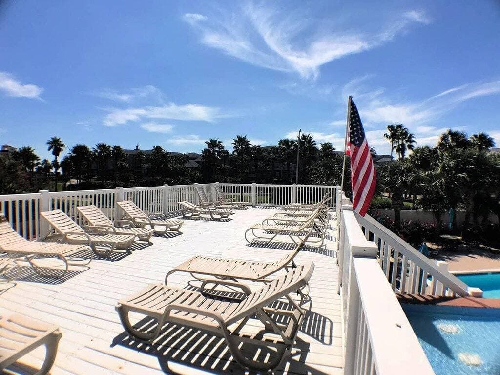 Sandpiper Stay-Coastal Condo w / Pool, Fitnessraum, in der Nähe von Seawall! 1