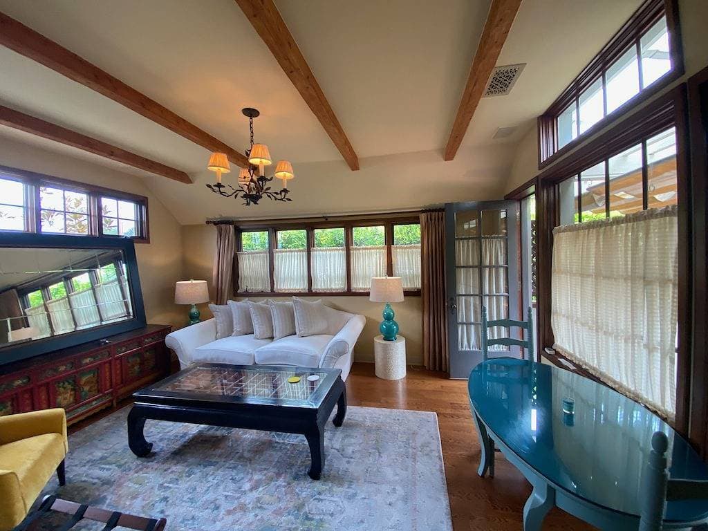 Foto 7 von 10: The Charming Tudor Cottage Apartment