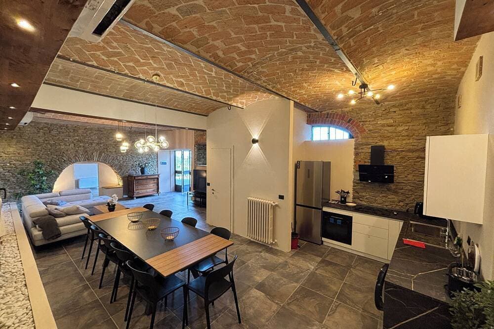 Foto 11 von 30: Relais Portaluna delle Langhe / 7Br, Sleeps 18, AC, Pool, Garden, Vineyard Views