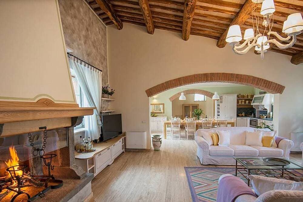 Foto 4 von 30: Splendid Villa with big mediterranean garden. Pool, heated jacuzzi, fishing pond
