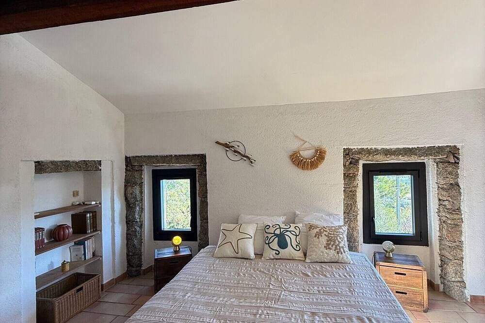Foto 2 von 22: Traditional Corsican house between sea and scrub