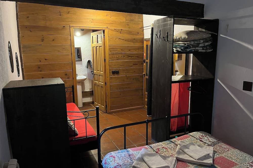 Foto 7 von 28: Doppelzimmer mit Bad in einem gemütlichen Gästehaus in einem kleinen Dorf