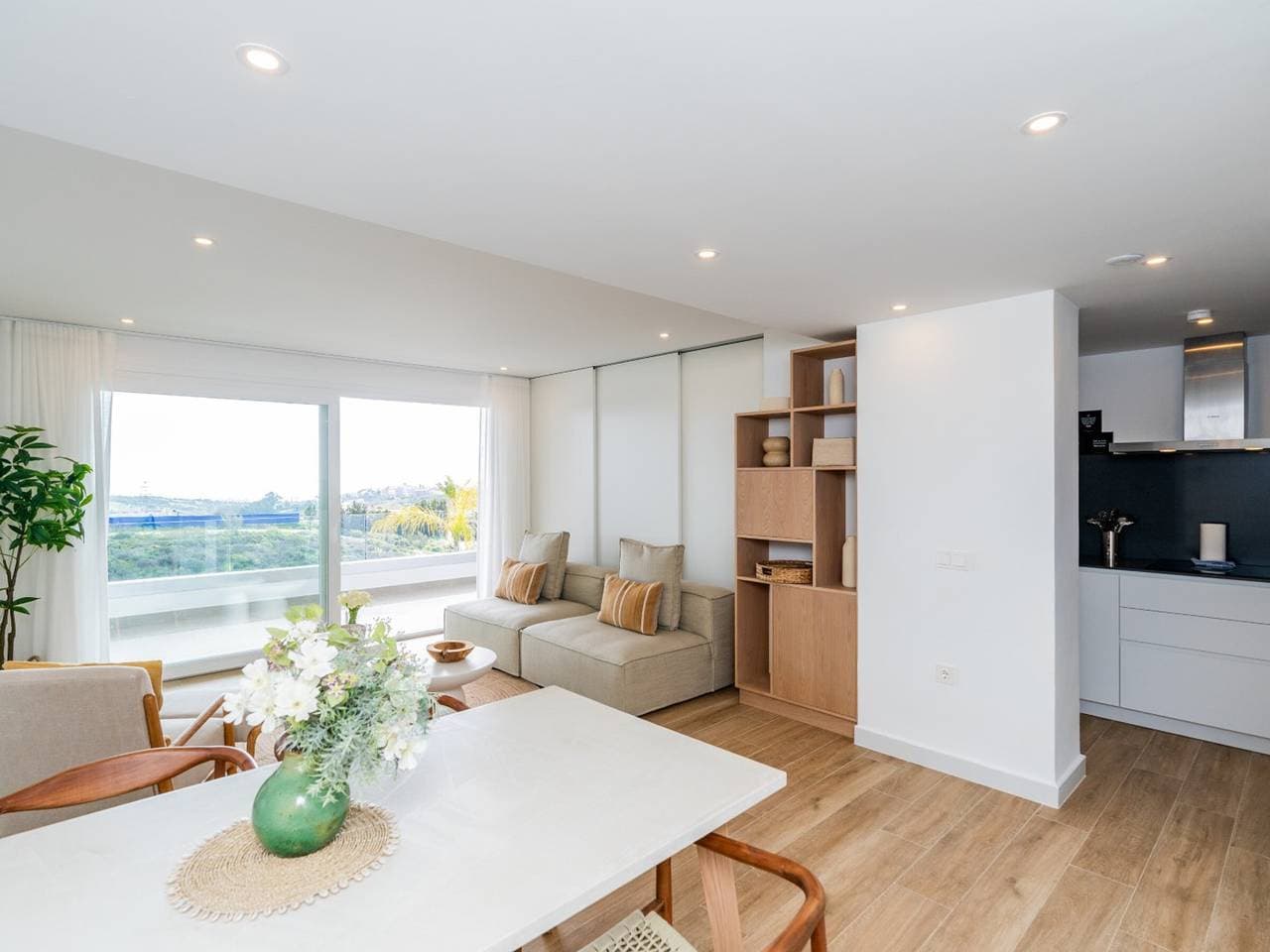 Foto 4 von 36: Moderne Wohnung in Estepona, Lagunenzugang, 2 Schlafzimmer